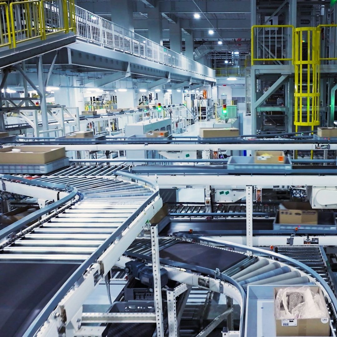 Logistik & Lagerautomatisierung – Netzwerksicherheit Automatisiertes Fördersystem in Logistikzentrum – Netzwerksicherheit für Lagerautomatisierung