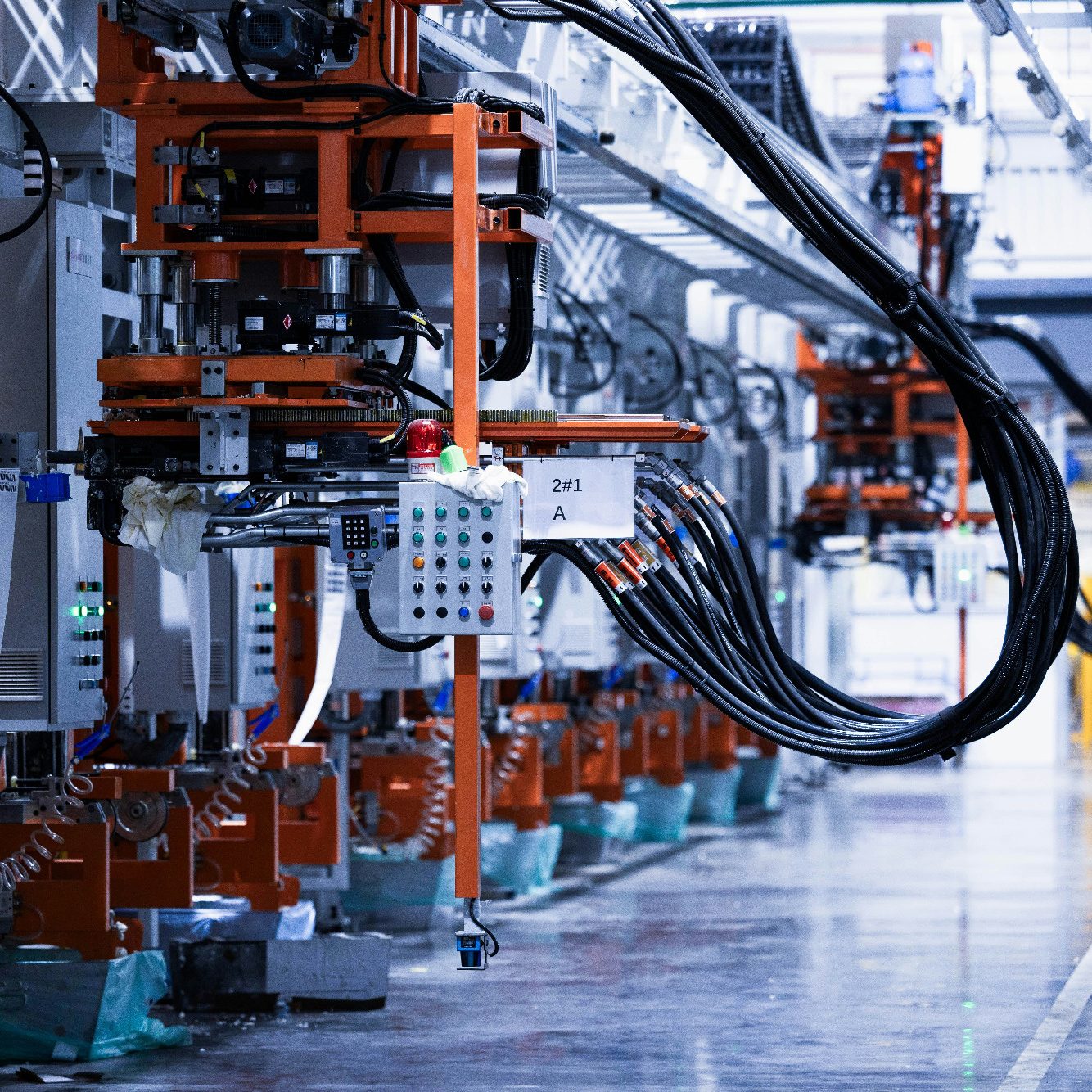 Fertigung & Maschinenbau – OT-Security Automatisierte Fertigungslinie mit Industrierobotern – Netzwerksicherheit für Produktion und Maschinenbau